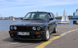BMW an der Kieler Förde